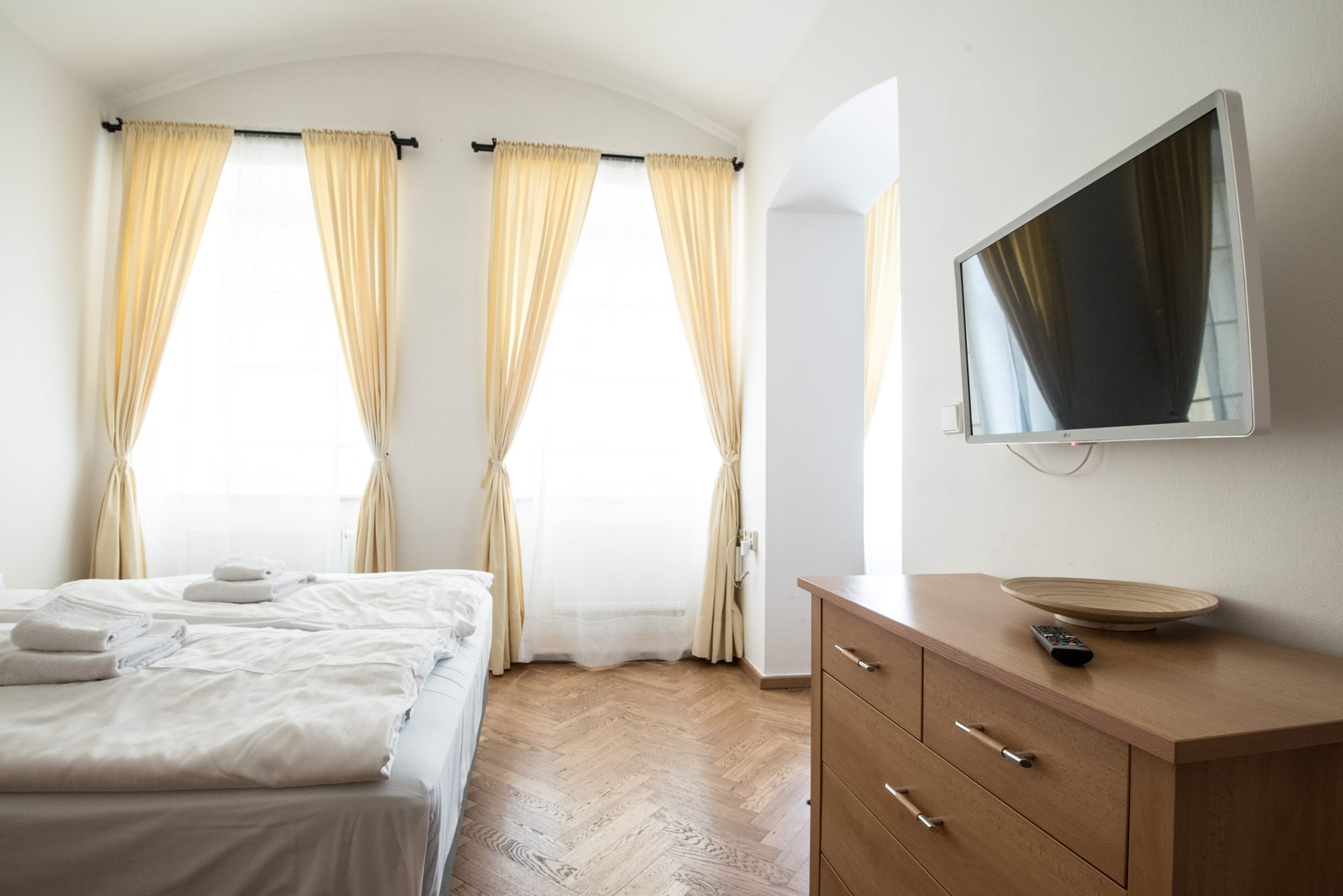 Bright apartment studio with double bed and flat TV