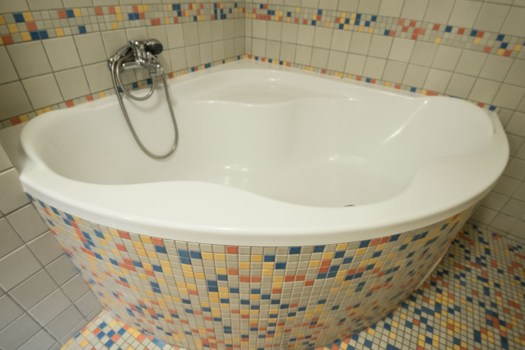 Bath tube covered by colored tiles